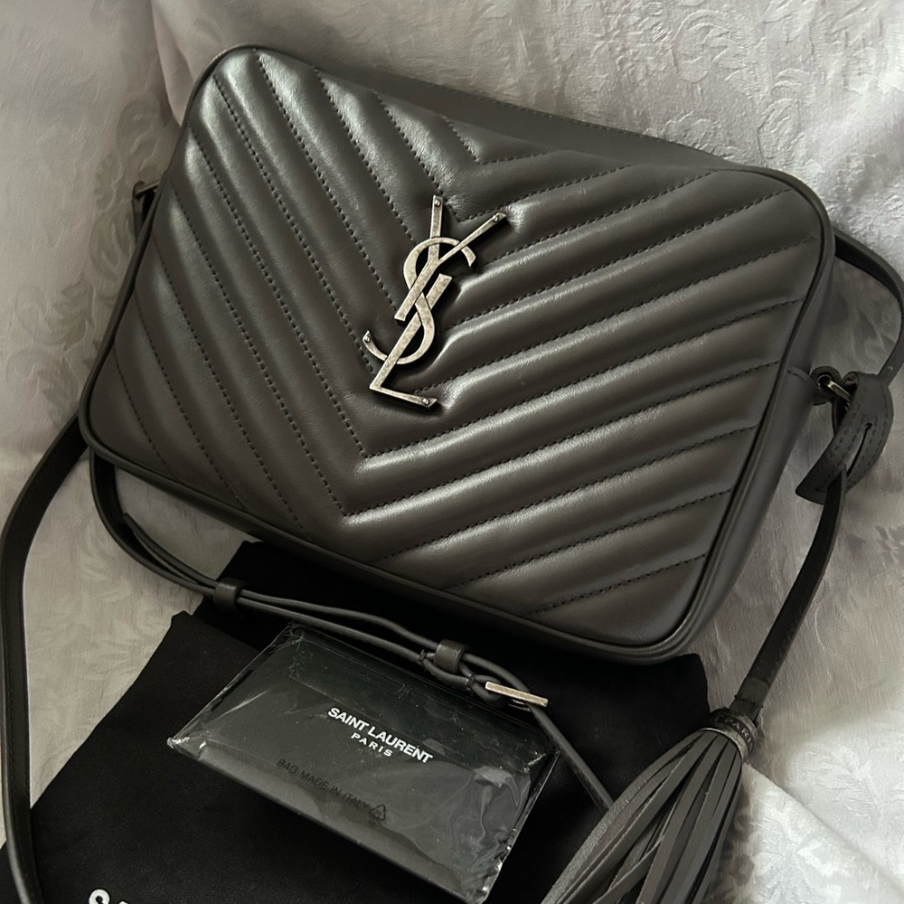 Authentic Saint Laurent Lou Camera Bag in Gray chevron quilted leather - Picture 2 of 13